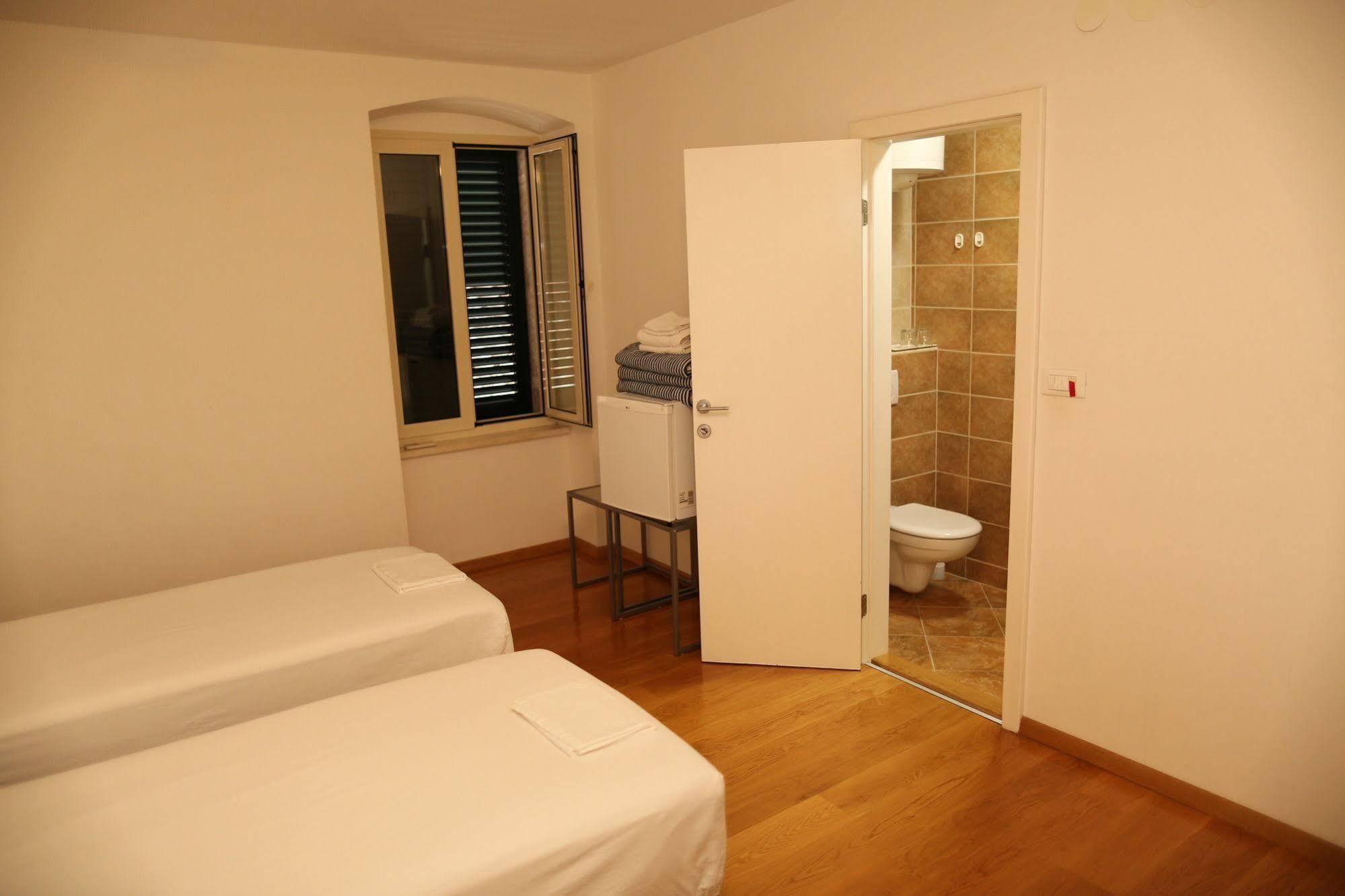 Malena Palace Experience Сплит Екстериор снимка